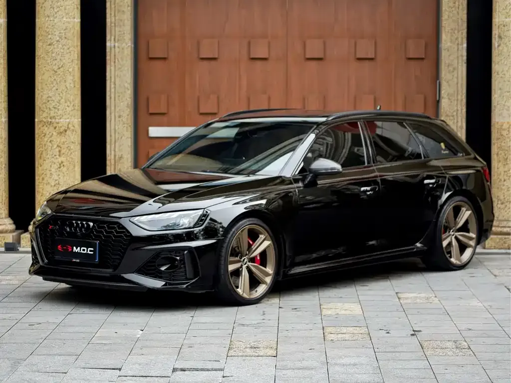 Audi RS 4 — фото 1