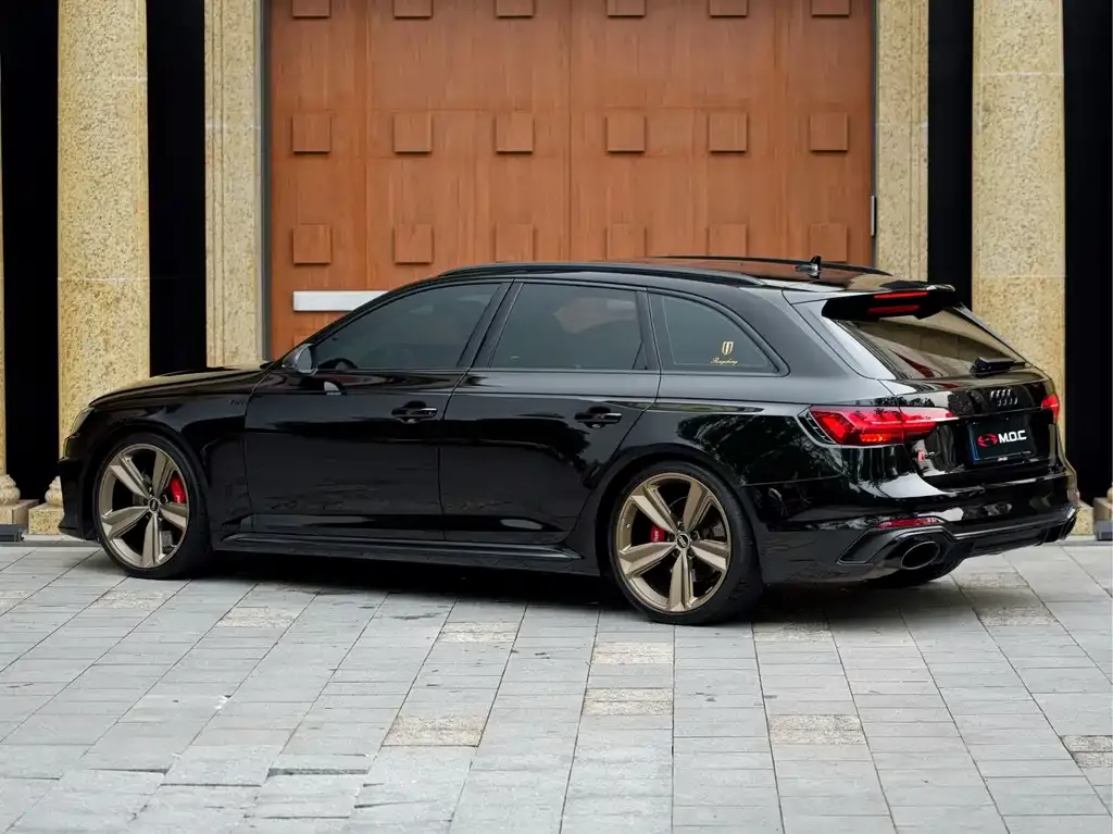 Audi RS 4 — фото 8