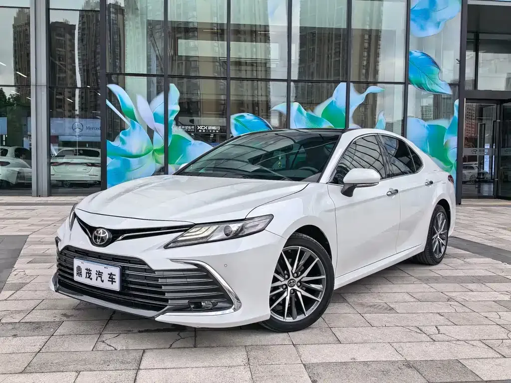 Toyota Camry — фото 1