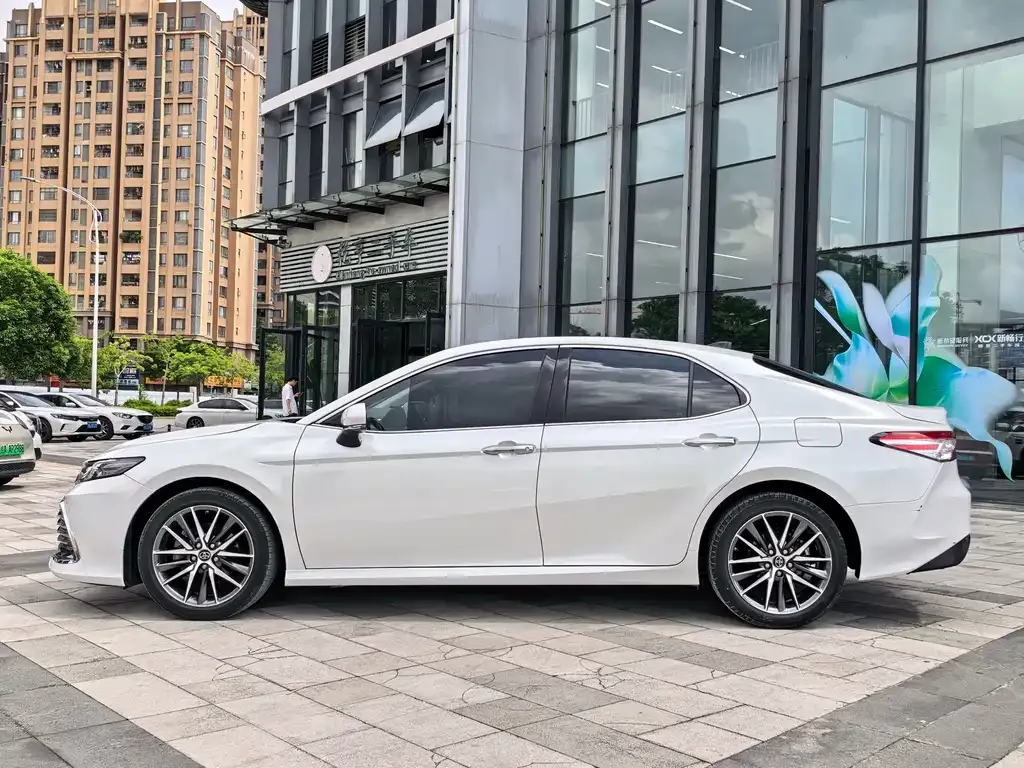 Toyota Camry — фото 2