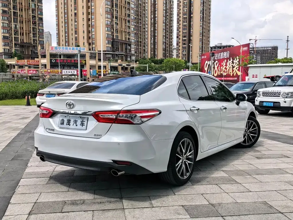 Toyota Camry — фото 10