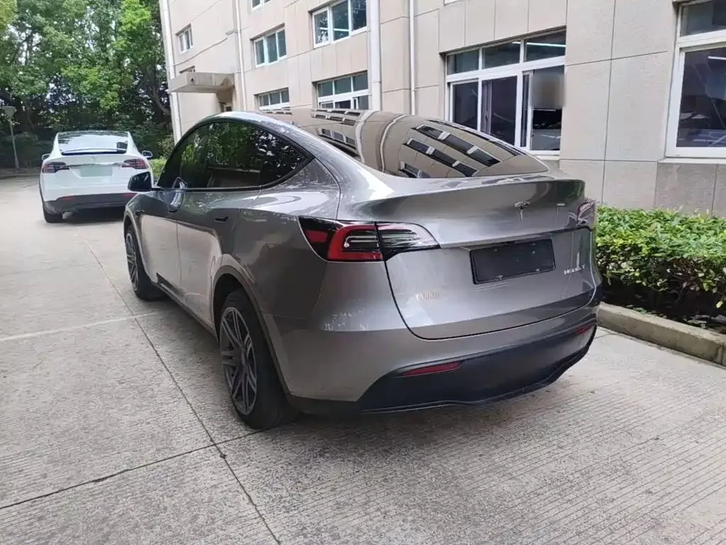 Tesla Model Y — фото 9