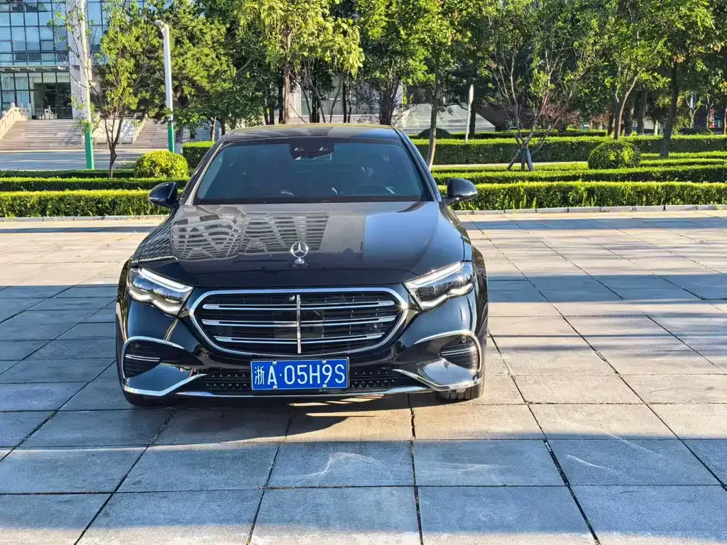 Mercedes-Benz E-Class — фото 1