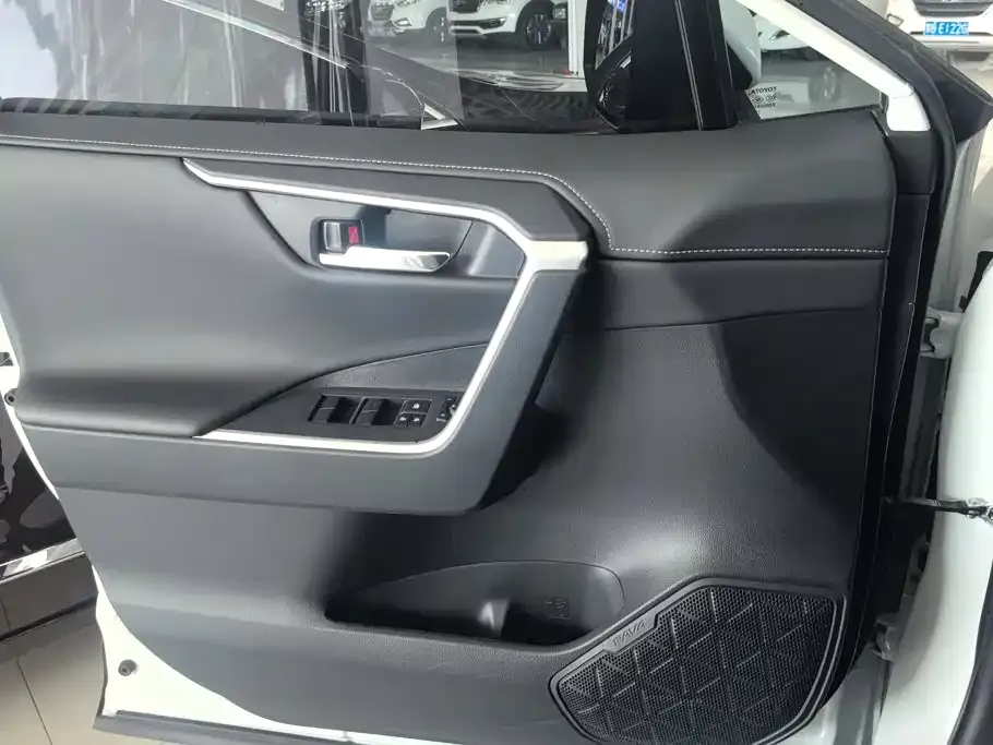 Toyota RAV4 — фото 8