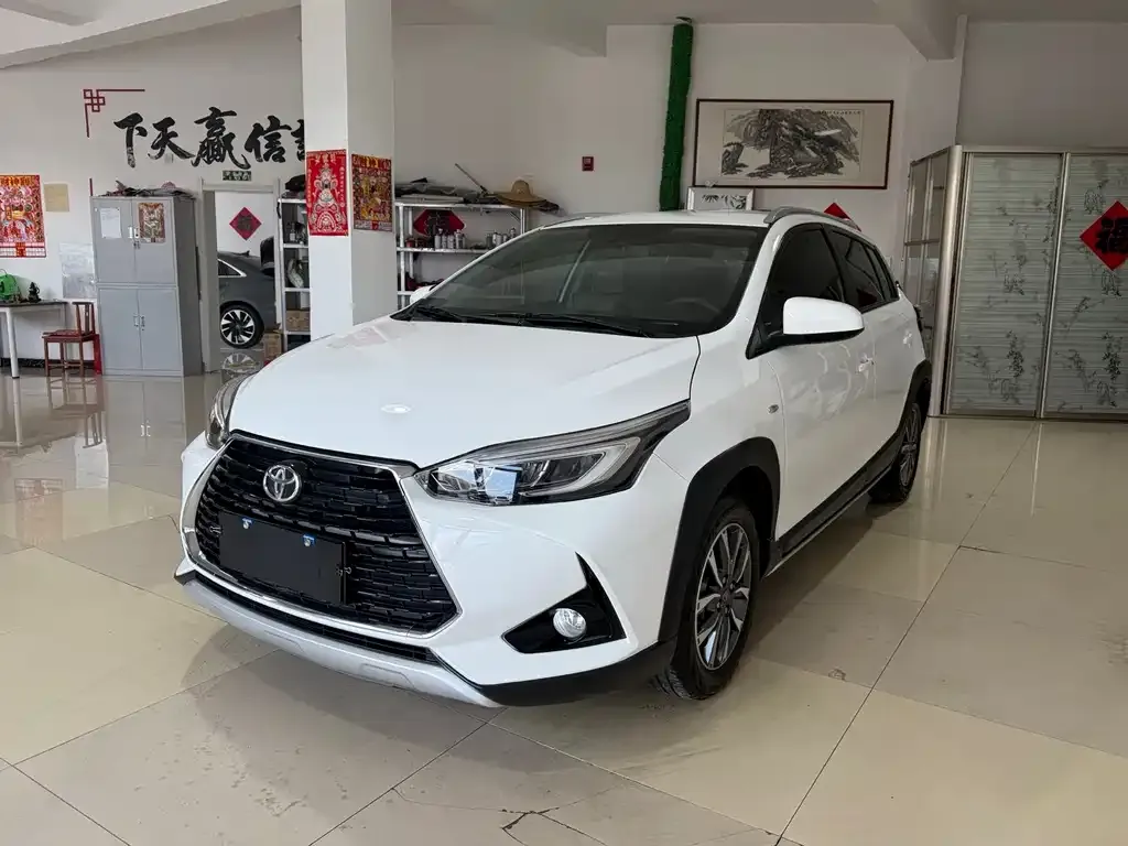 Toyota Yaris L — фото 1