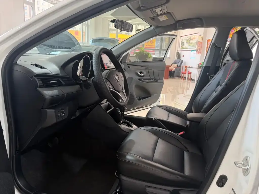 Toyota Yaris L — фото 3