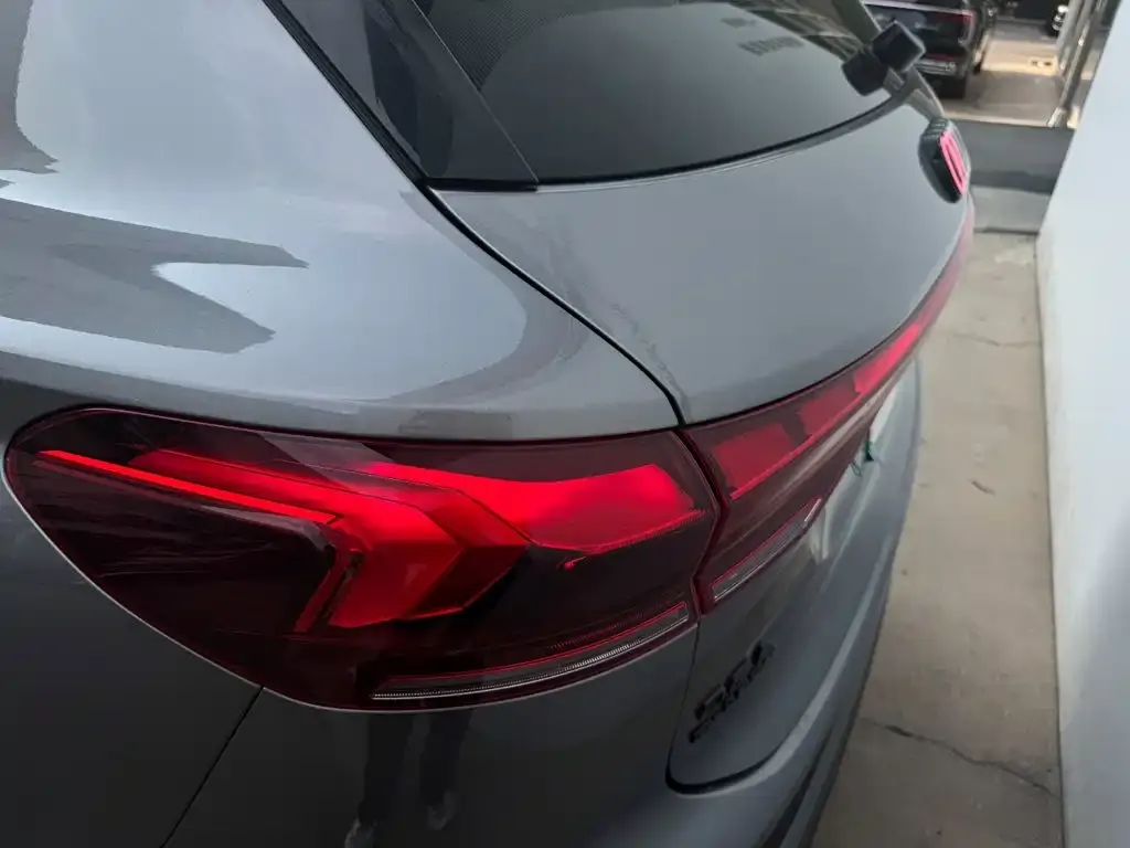 Audi Q6L e-tron — фото 2