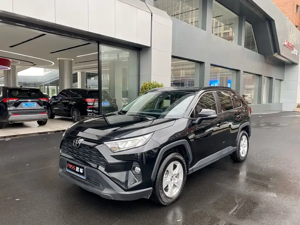 Toyota RAV4 — фото 1