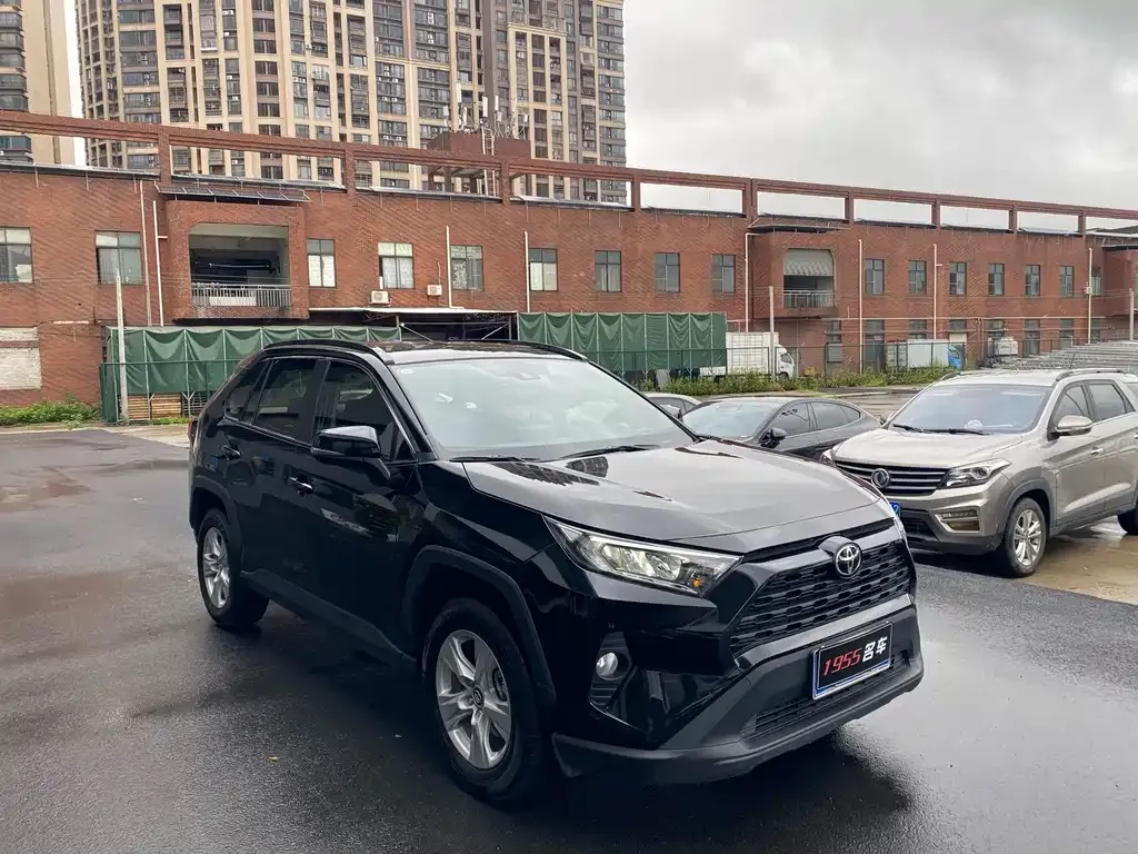 Toyota RAV4 — фото 7