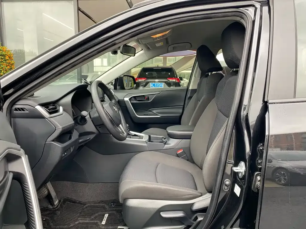 Toyota RAV4 — фото 3