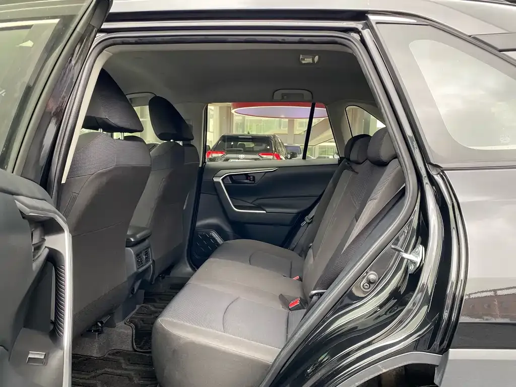 Toyota RAV4 — фото 2