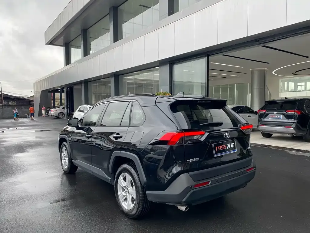 Toyota RAV4 — фото 5