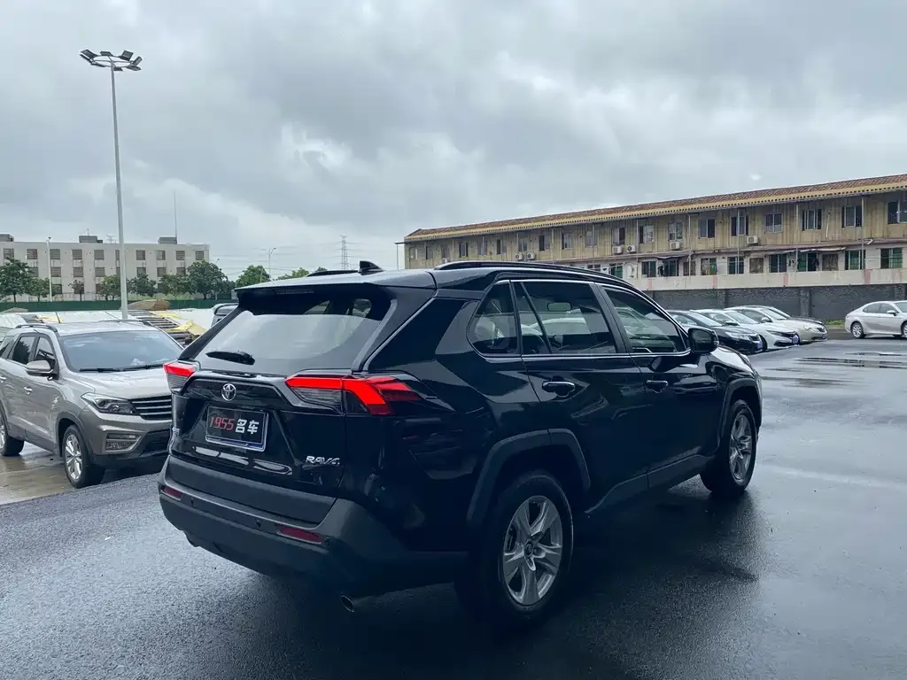 Toyota RAV4 — фото 4