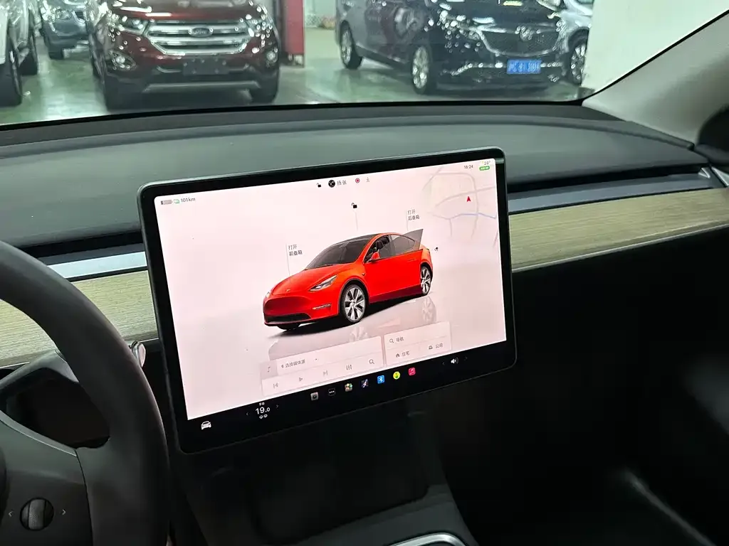 Tesla Model Y — фото 10