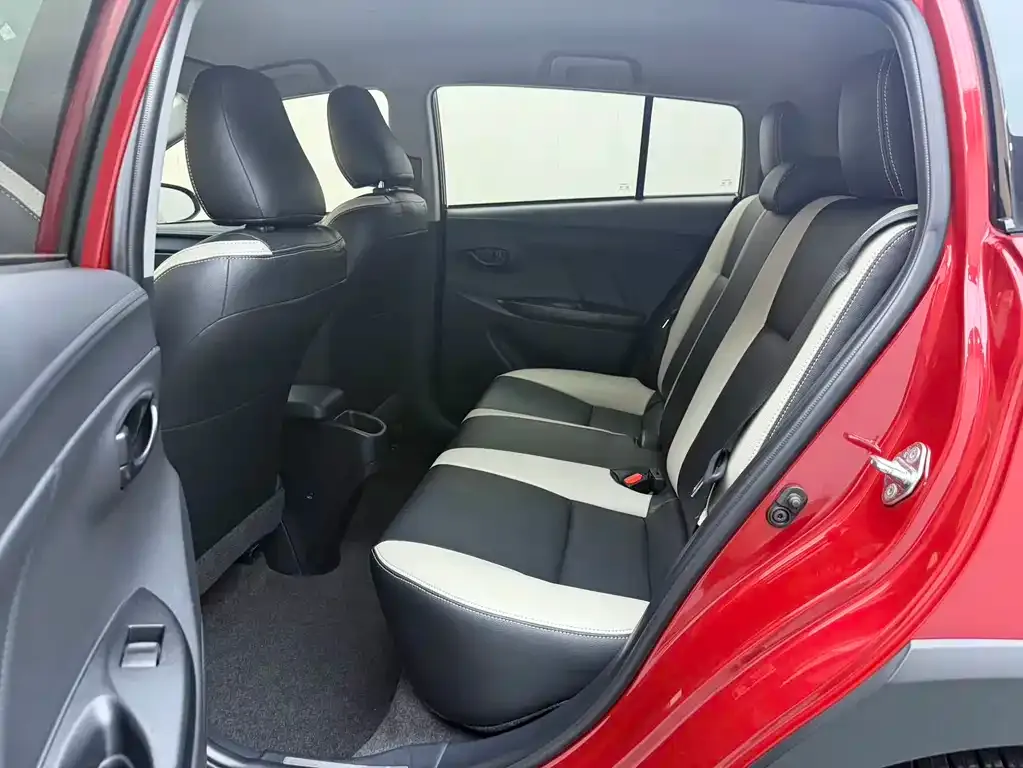 Toyota Yaris L — фото 10