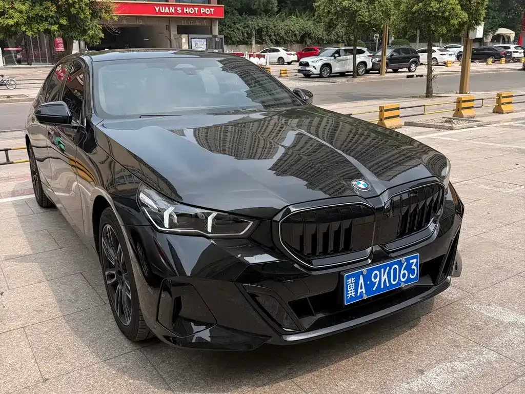 BMW 5 Series — фото 1