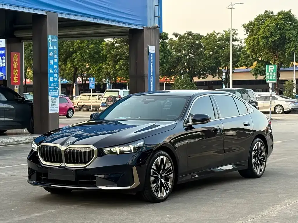 BMW 5 Series — фото 1