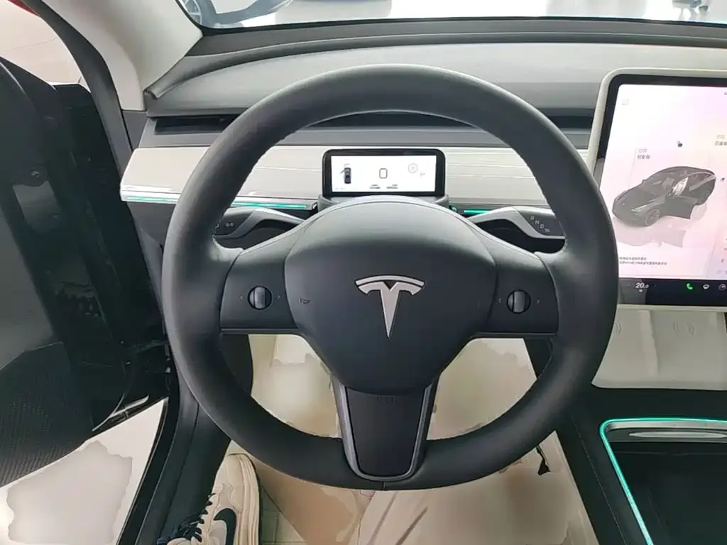 Tesla Model Y — фото 8