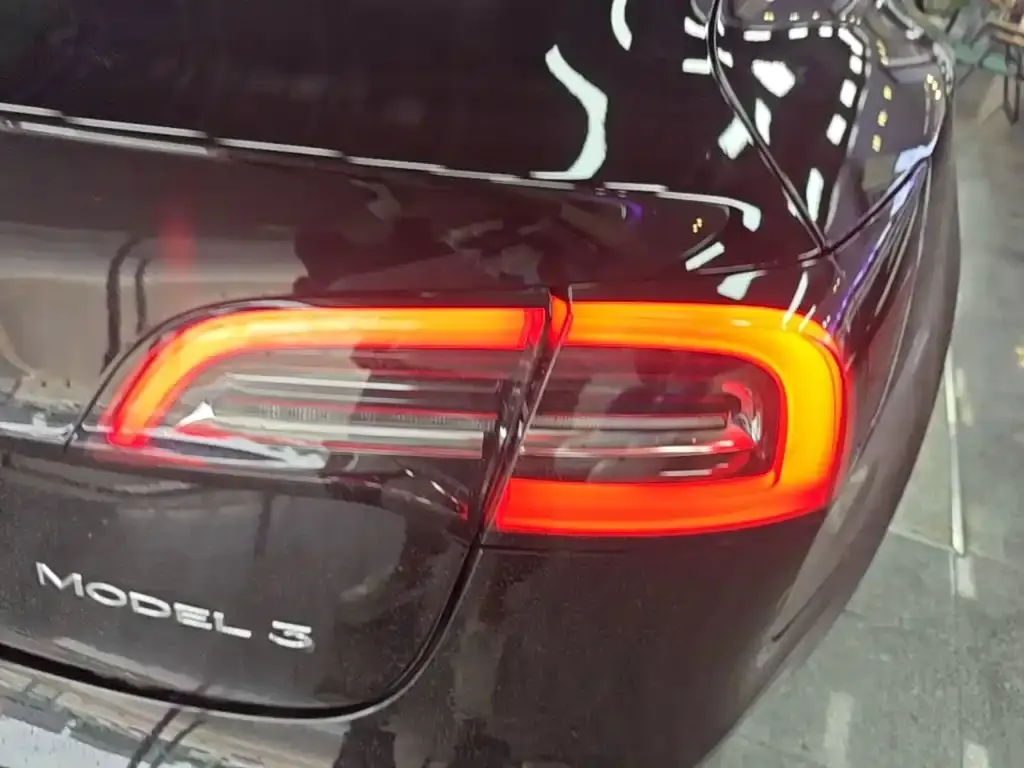 Tesla Model 3 — фото 10