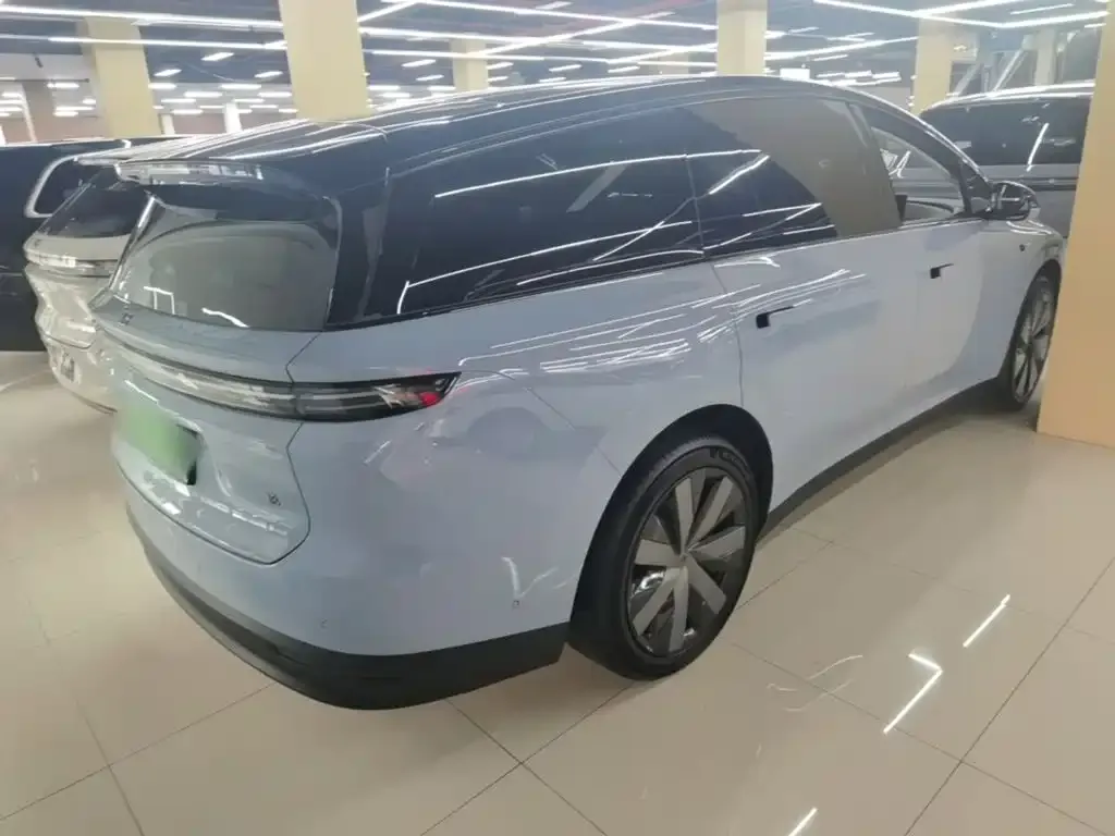 Li Auto i8 — фото 10