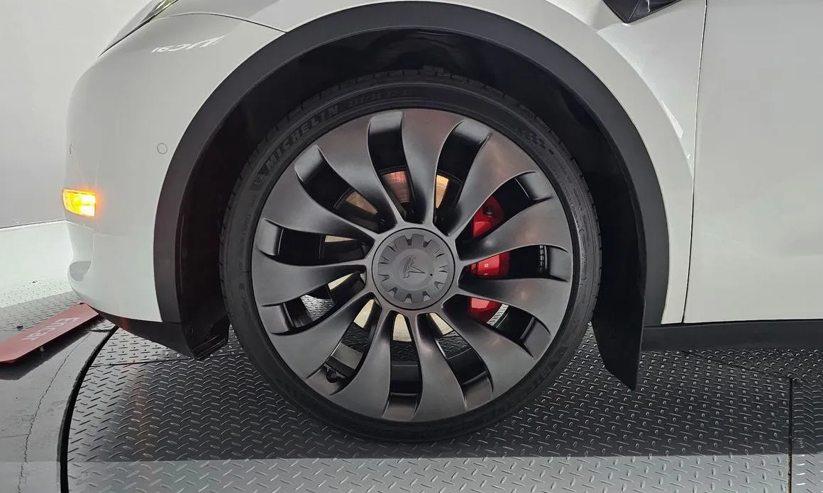 Tesla Model Y — фото 9