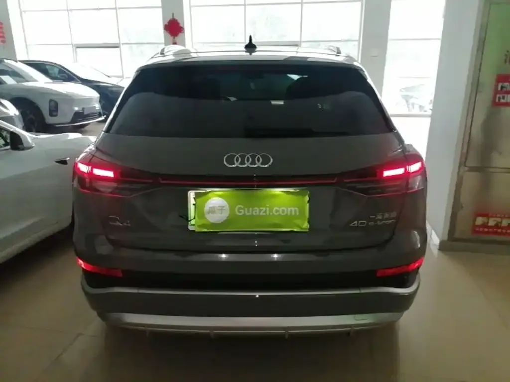 Audi Q4 e-tron — фото 2