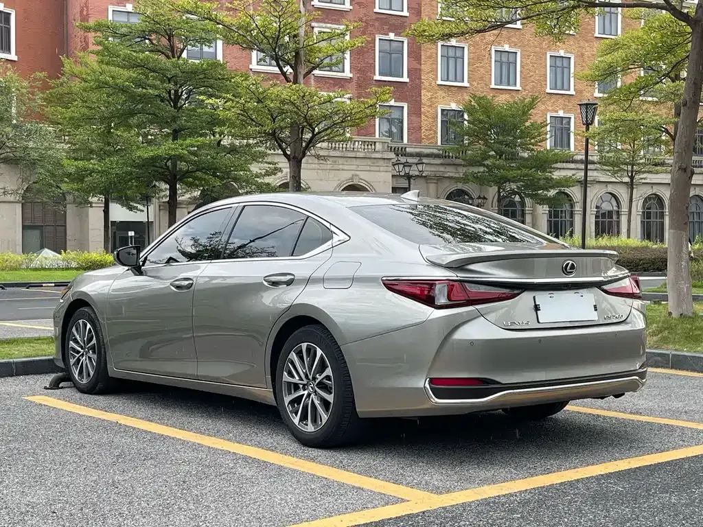 Lexus ES — фото 10