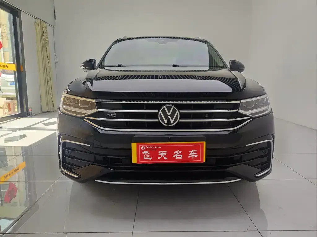 Volkswagen Tiguan L — фото 1