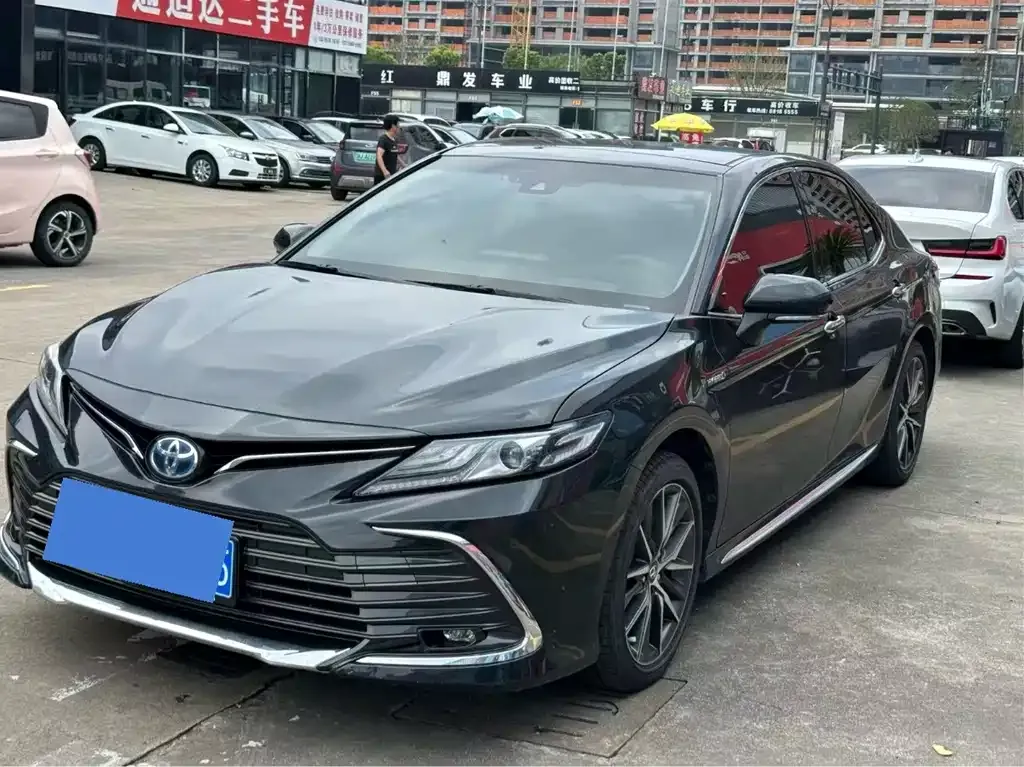 Toyota Camry — фото 1