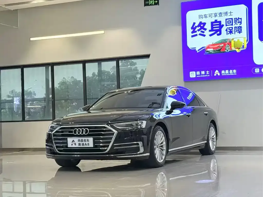 Audi A8 — фото 1