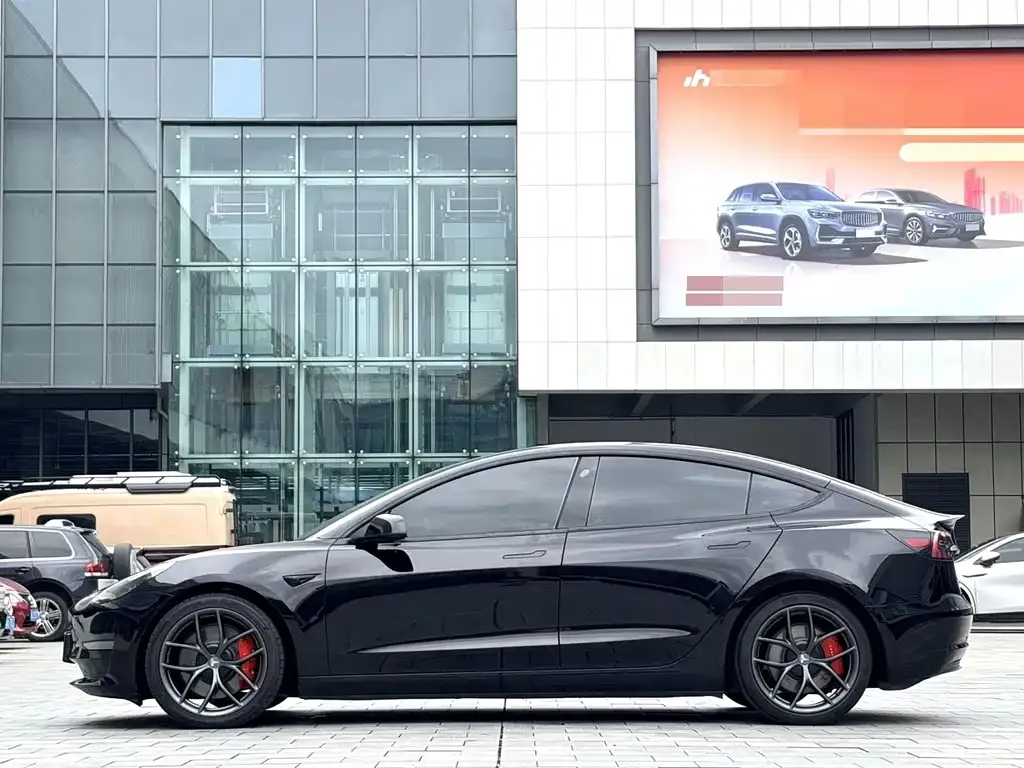 Tesla Model 3 — фото 9