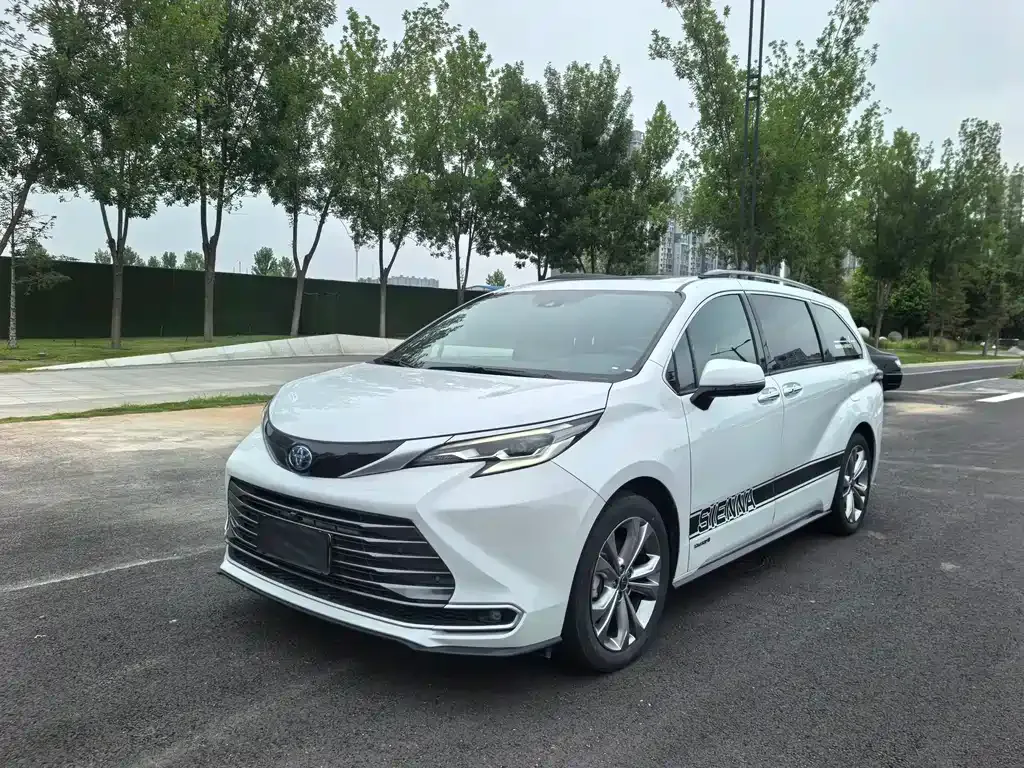 Toyota Sienna — фото 1