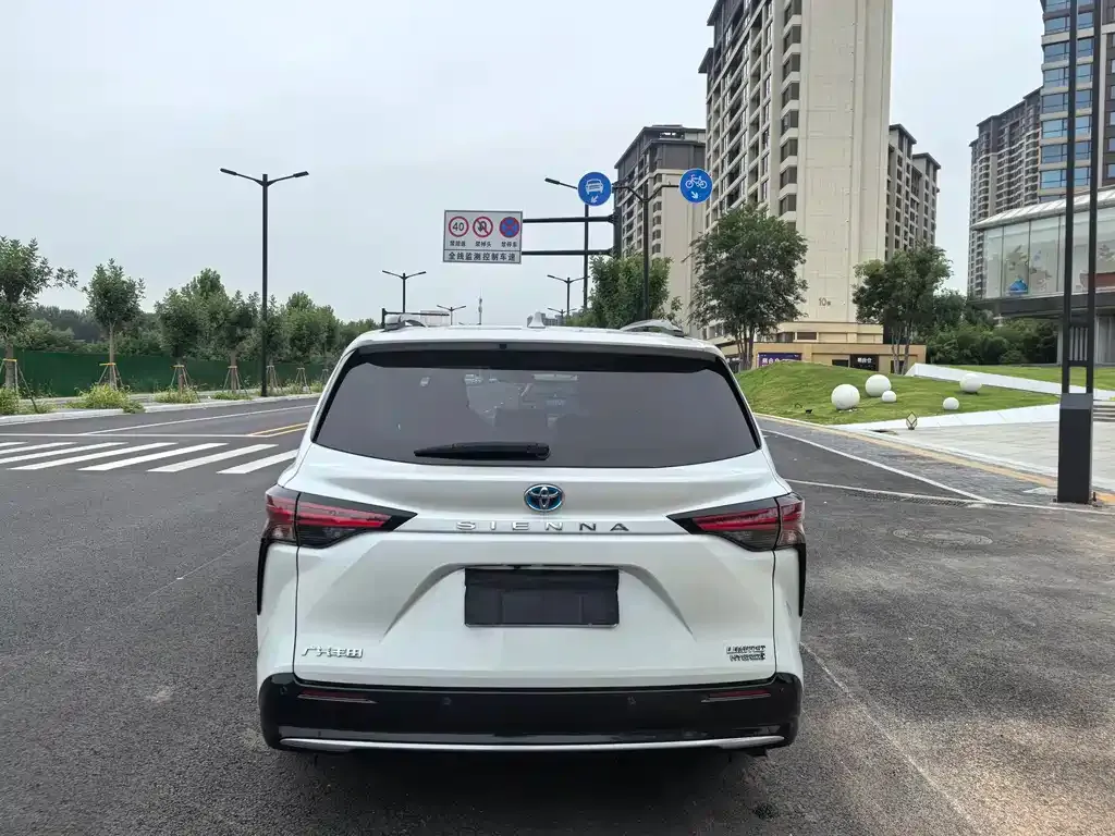 Toyota Sienna — фото 9