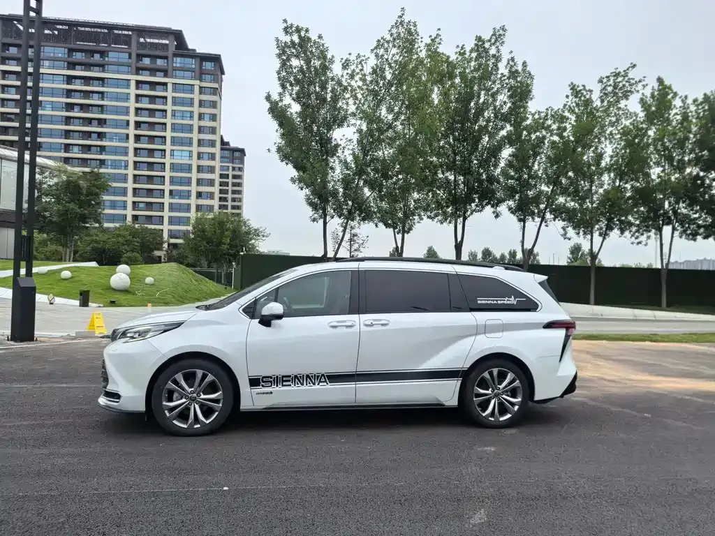 Toyota Sienna — фото 10