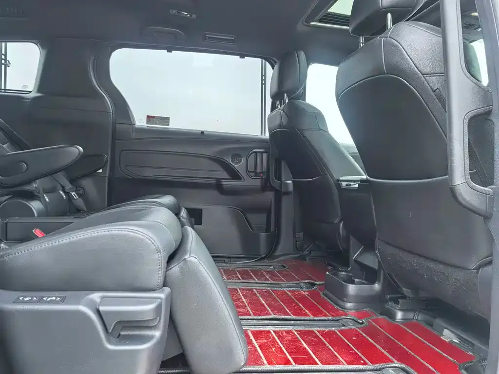 Toyota Sienna — фото 3
