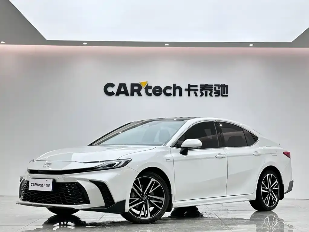 Toyota Camry — фото 1