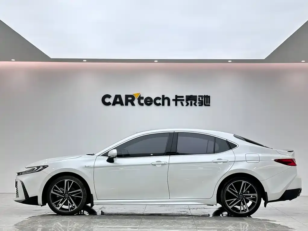 Toyota Camry — фото 2