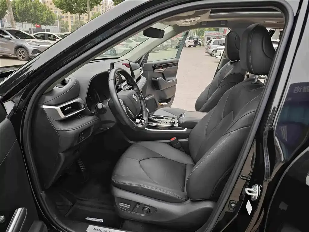 Toyota Highlander — фото 10