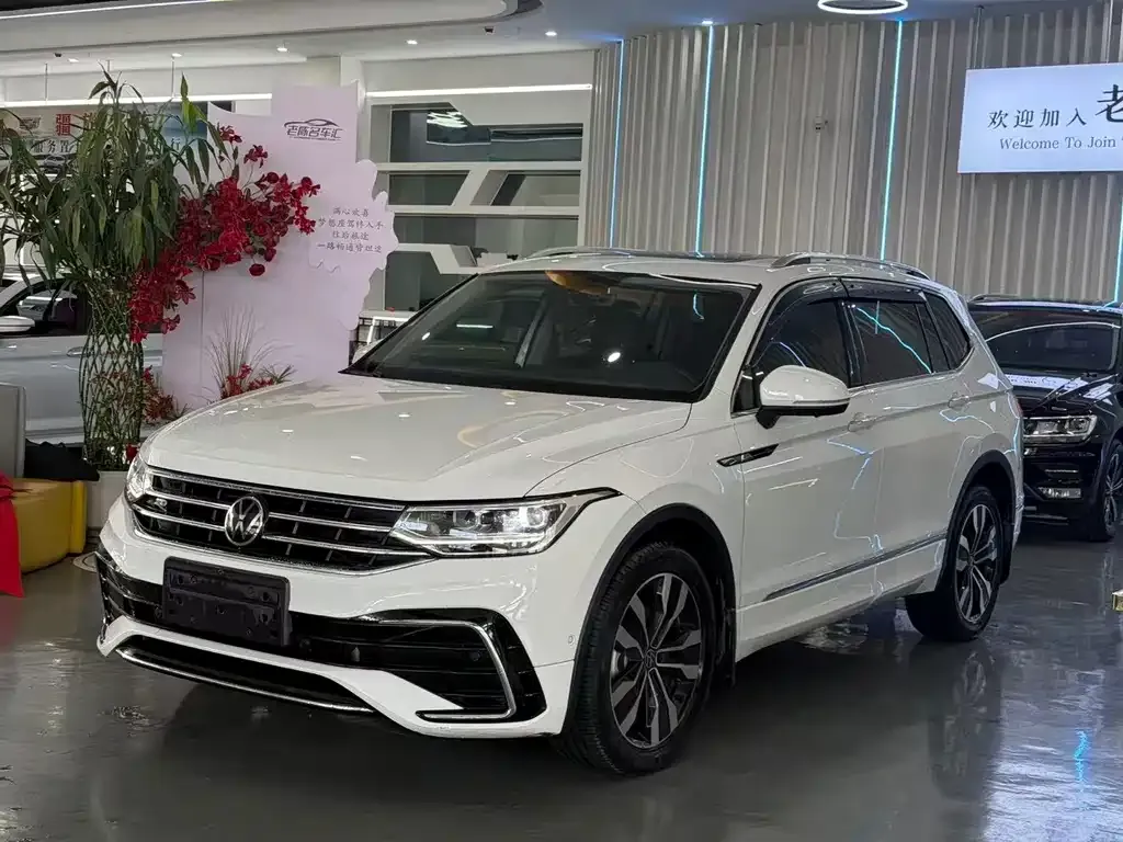 Volkswagen Tiguan L — фото 1
