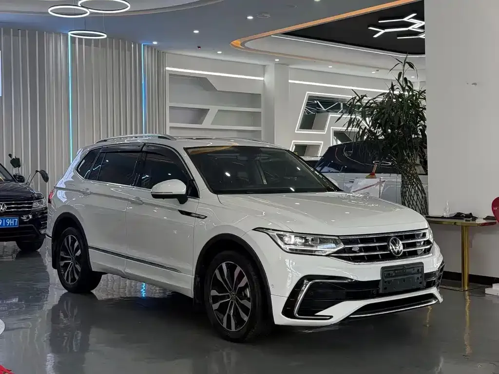 Volkswagen Tiguan L — фото 3