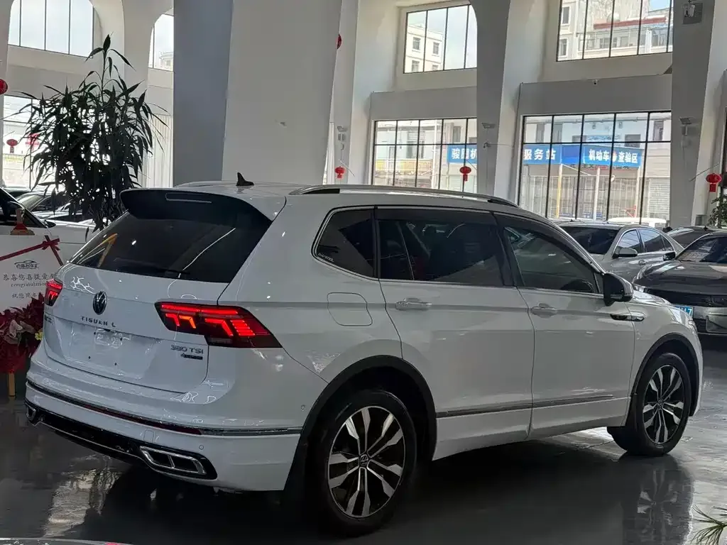 Volkswagen Tiguan L — фото 8