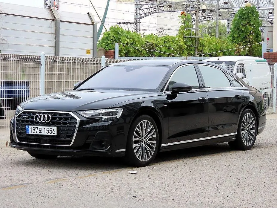 Audi A8 — фото 1