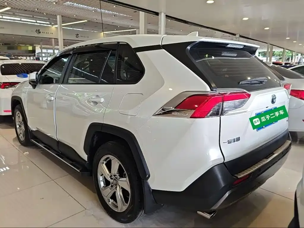Toyota RAV4 — фото 7
