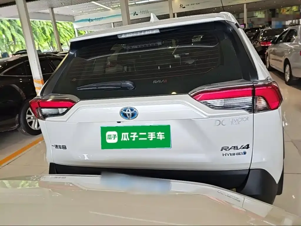 Toyota RAV4 — фото 10