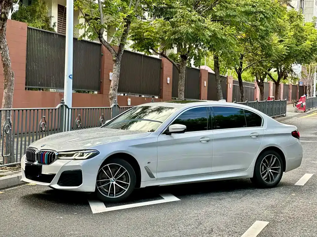 BMW 5 Series — фото 1