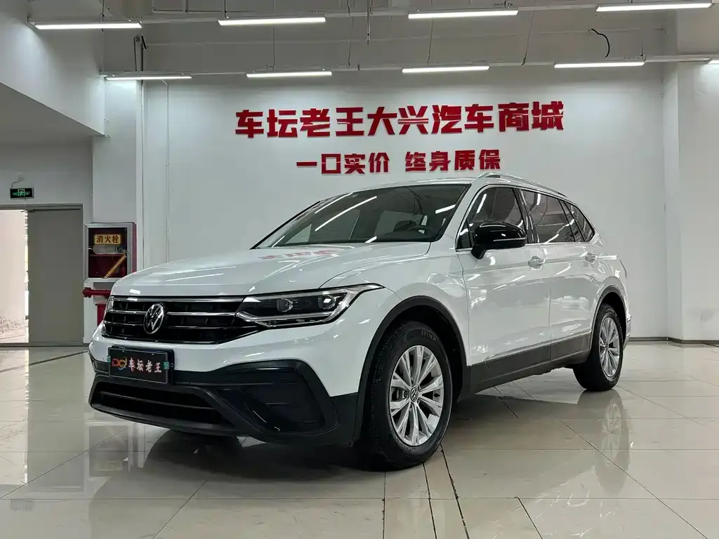 Volkswagen Tiguan L — фото 1