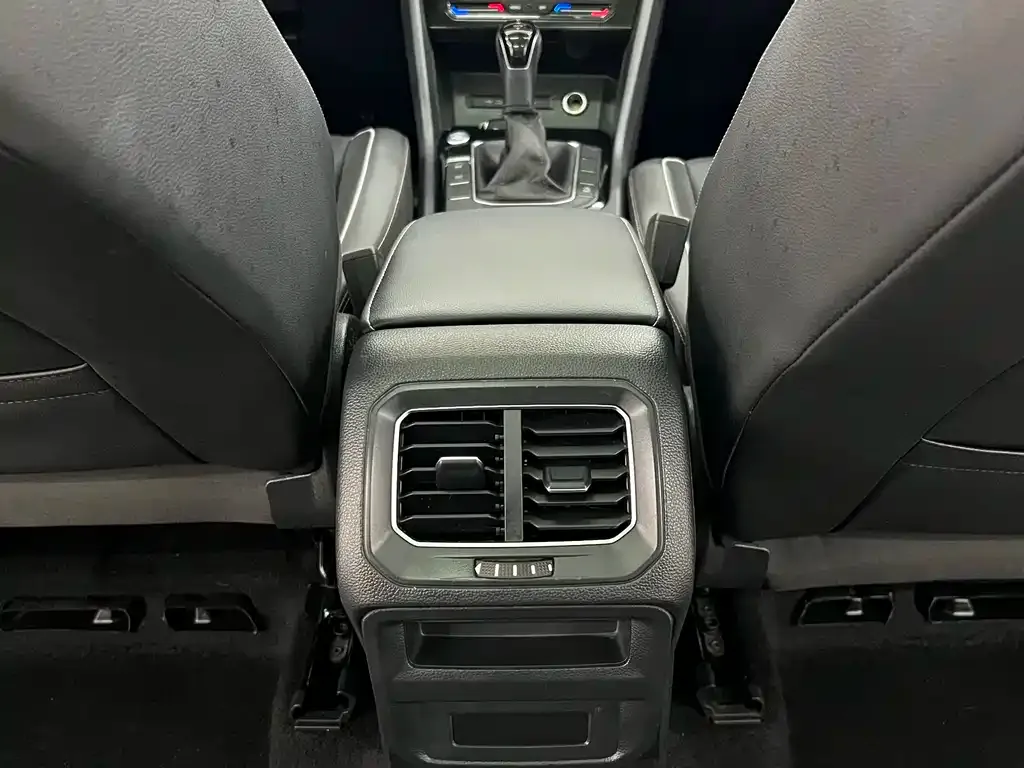Volkswagen Tiguan L — фото 10