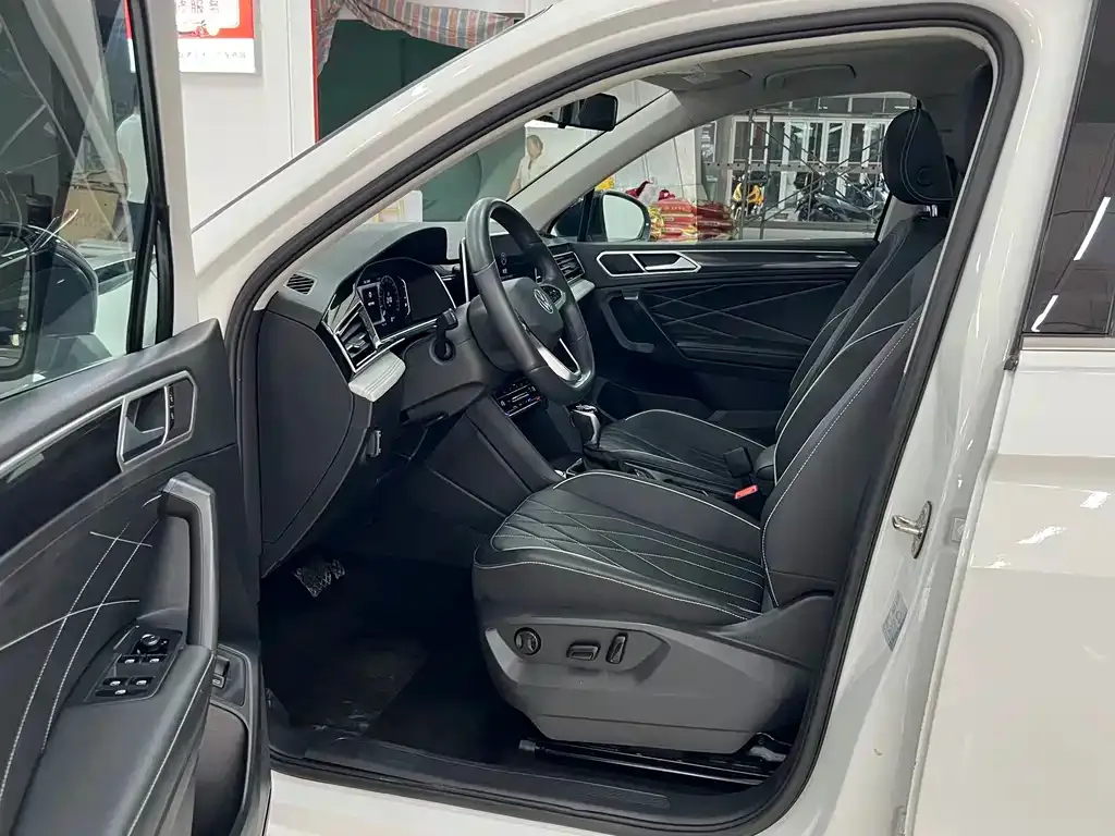 Volkswagen Tiguan L — фото 2