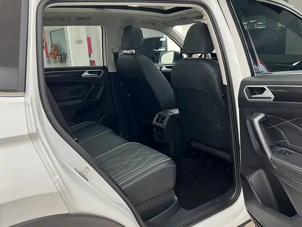 Volkswagen Tiguan L — фото 6