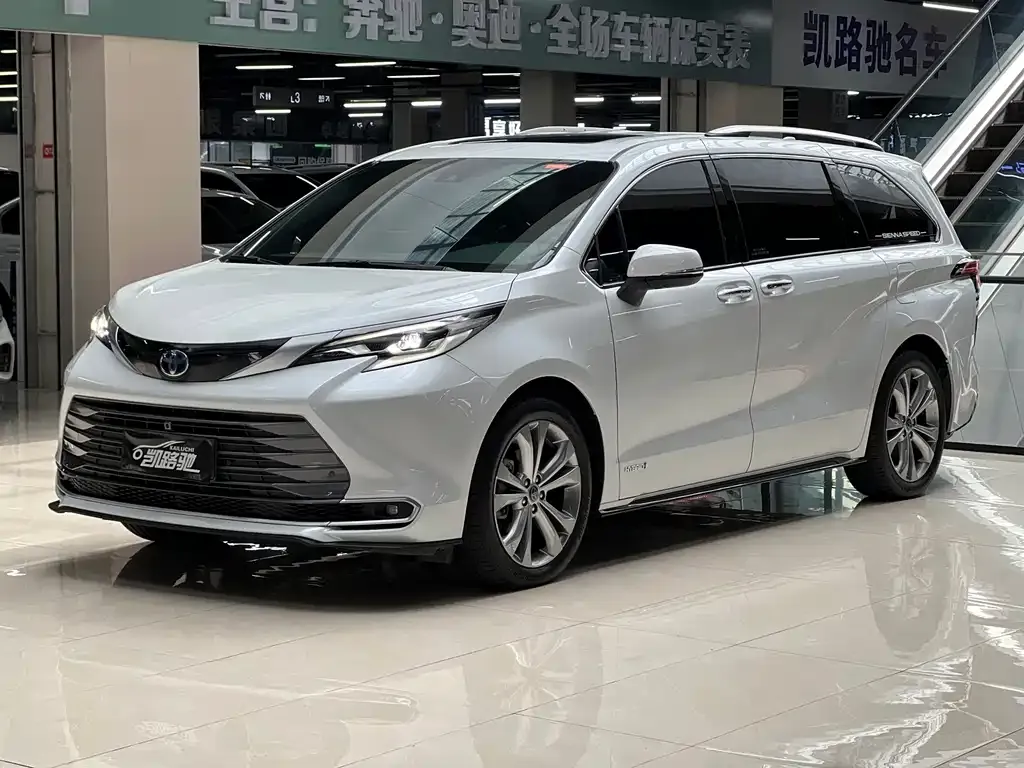 Toyota Sienna — фото 1